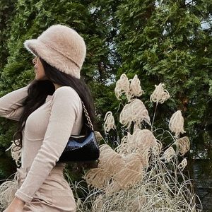 Meet your Posher, Ava